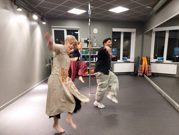 Indietis Ravi māca latviešiem smaidu un kustību Bolivudas ritmos
