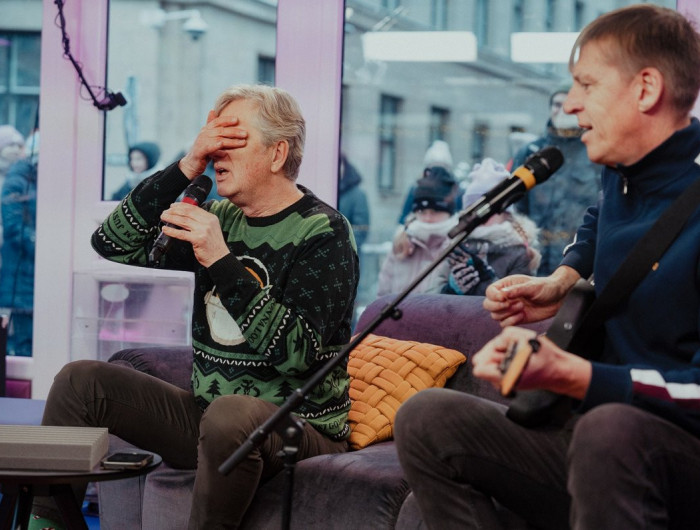 Fredis «Dod pieci!» stikla studijā mudina kustēties, jo tā ir laime; mūziķis Galvanovskis – piesola ziedojumu
