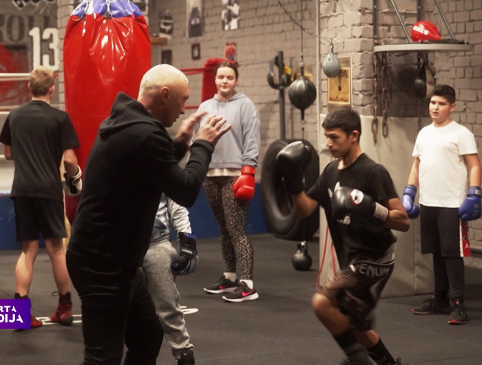Visi puikas boksa klubā ir viena ģimene. Ciemos pie specvienības veterāna trenētiem jauniešiem Preiļos

