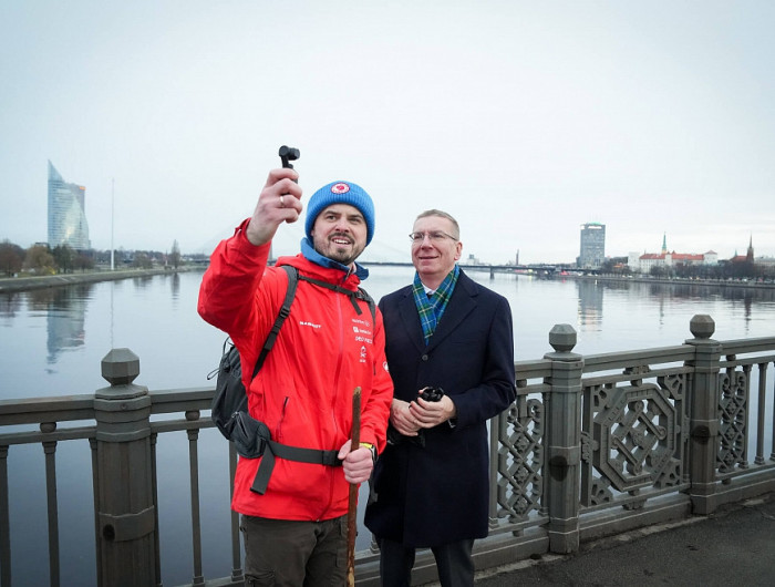 Mēneša laikā sakrāt miljonu soļu. Dabā gājējs Edgars Žagariņš turpina ceļu un par slapjām kājām nebēdā
