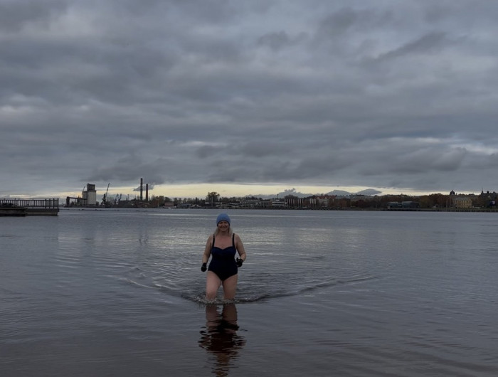 Vairs nespēj dzīvot bez ziemas peldēm. Elīnas Brilas stāsts par savu fiziskās un psihiskās veselības stūrakmeni
